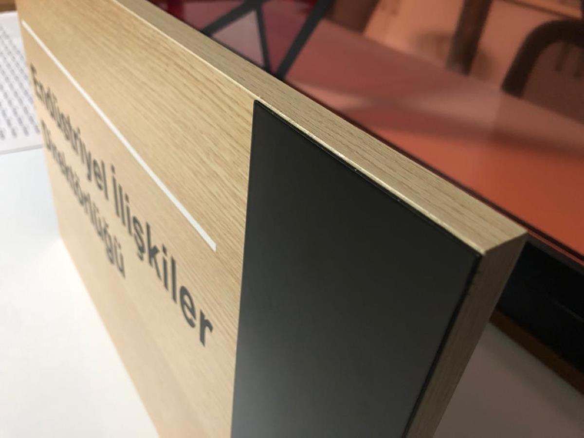 1549-ahsap-yonlendirme-ofis-kapi-isimligi-401