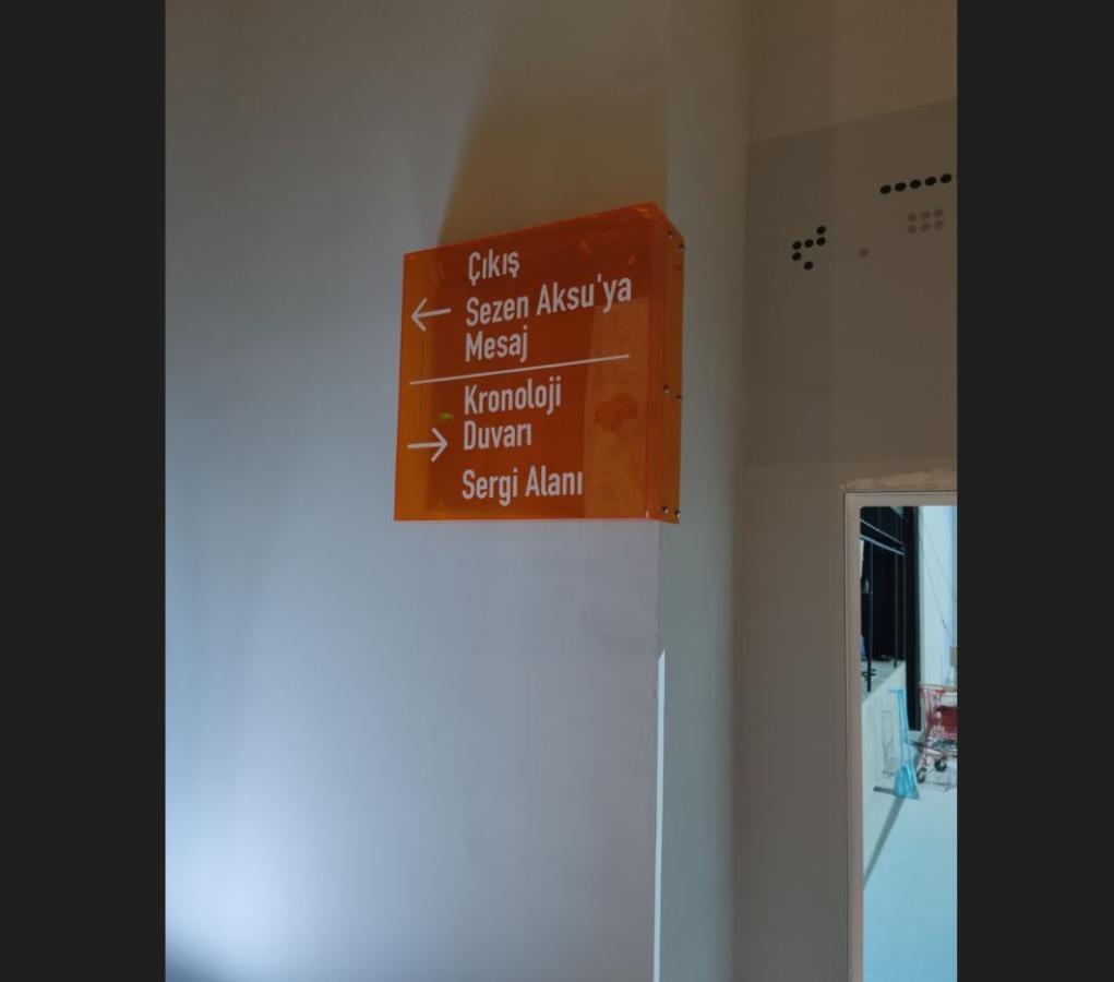 1833-seffaf-renkli-pleksi-yonlendirme-tabelasi-632