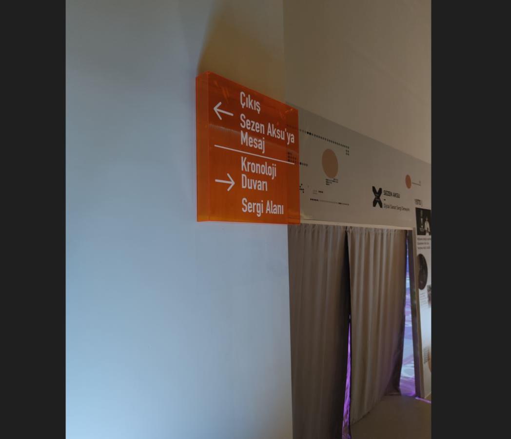 1835-seffaf-renkli-pleksi-yonlendirme-tabelasi-28