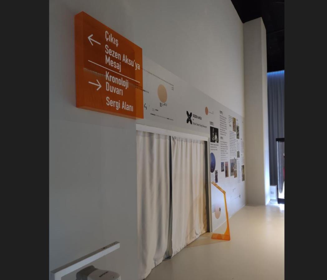 1837-seffaf-renkli-pleksi-yonlendirme-tabelasi-111