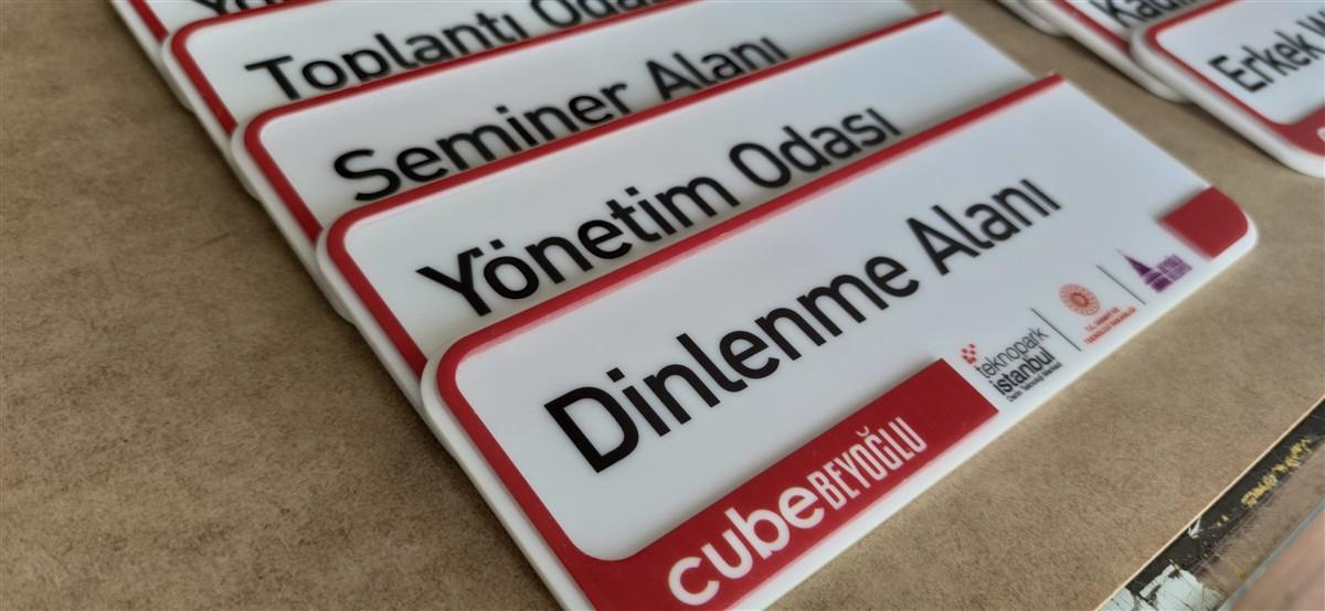 2028-pleksi-ofis-kapi-isimligi-uv-baski-uzeri-pleksi-kesim-44