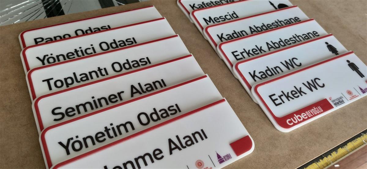 2029-pleksi-ofis-kapi-isimligi-uv-baski-uzeri-pleksi-kesim-17