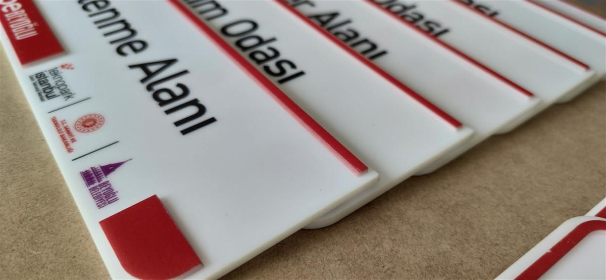 2032-pleksi-ofis-kapi-isimligi-uv-baski-uzeri-pleksi-kesim-496