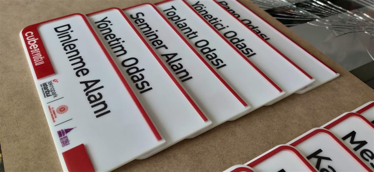 2034-pleksi-ofis-kapi-isimligi-uv-baski-uzeri-pleksi-kesim-935