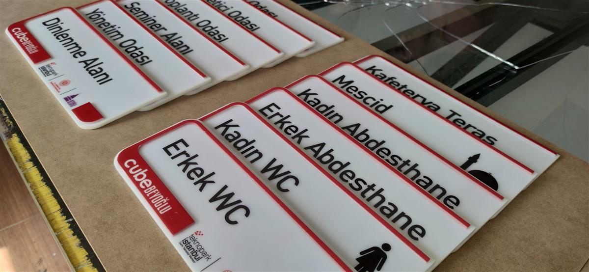 2035-pleksi-ofis-kapi-isimligi-uv-baski-uzeri-pleksi-kesim-432