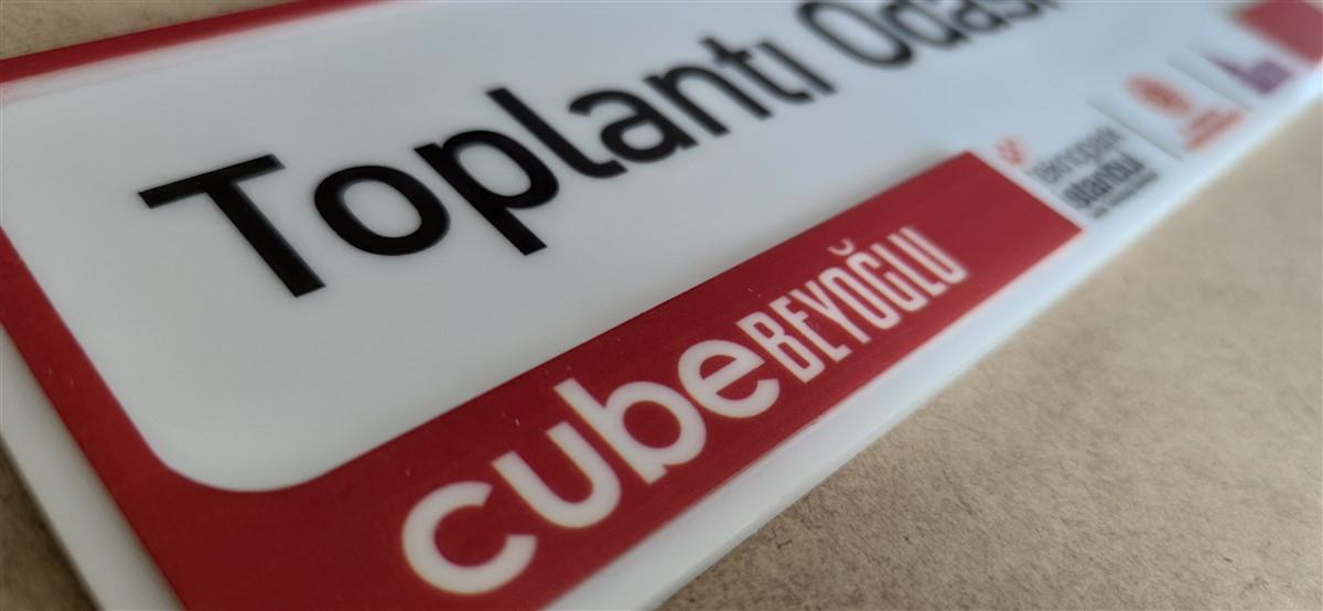 2036-pleksi-ofis-kapi-isimligi-uv-baski-uzeri-pleksi-kesim-799