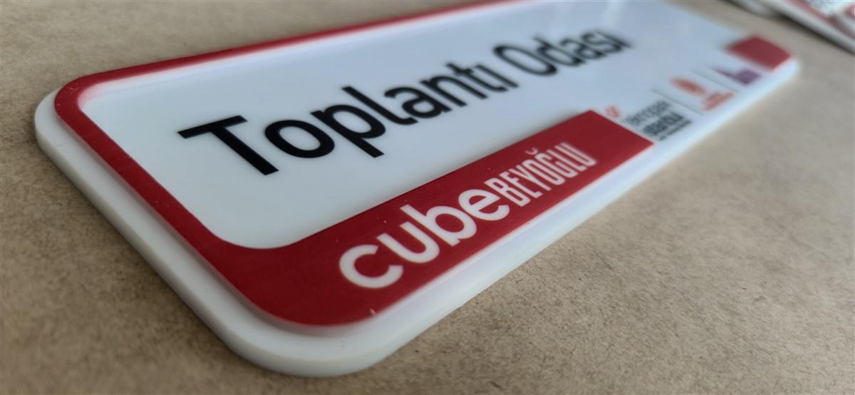 2037-pleksi-ofis-kapi-isimligi-uv-baski-uzeri-pleksi-kesim-610