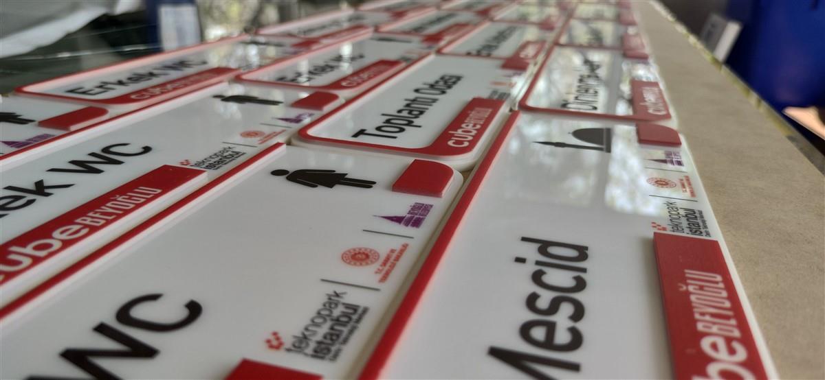 2040-pleksi-ofis-kapi-isimligi-uv-baski-uzeri-pleksi-kesim-879