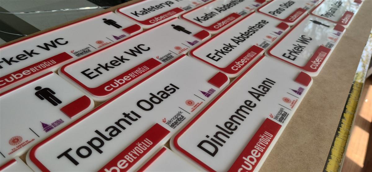 2041-pleksi-ofis-kapi-isimligi-uv-baski-uzeri-pleksi-kesim-639