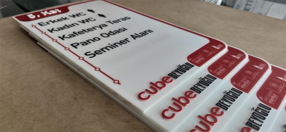 2047-cube-beyoglu-pleksi-kat-yonlendirme-490