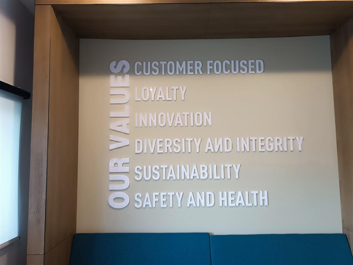 2111-duvar-uzeri-foreks-harf-kesim-uygulama-888